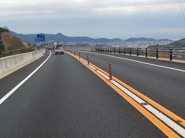 R23バイパス、正面に蒲郡の町が見えてきた