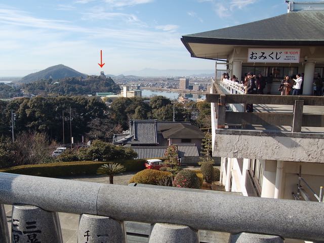 犬山成田山から西を見ると、犬山城もはっきりと(矢印)