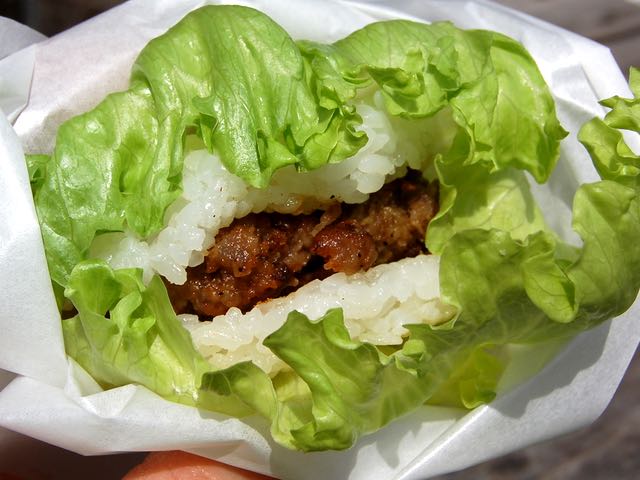 鹿肉ライスバーガーは小振りでも食べ応えがあった