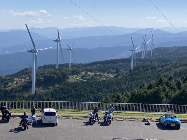 久居榊原風力発電施設駐車場で休憩。駐車場はどこも無料