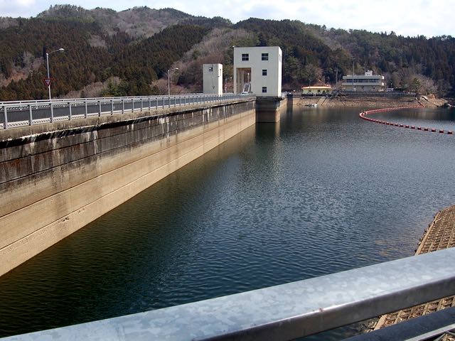 400mの堤上を走って三河湖の対岸へ