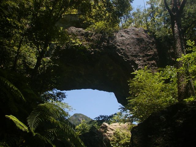 巨大な岩の橋のようにみえる通天洞