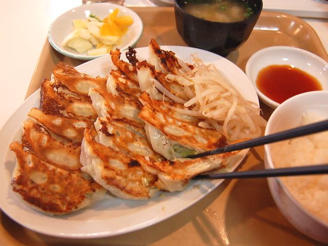 ぎょうざ定食(1020円)、スズキ本社近くの店で