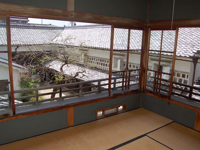 旧家を見学。木造二階建ての勝川家で