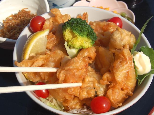大あさりカリカリ丼。貝汁と佃煮、漬物付きで950円