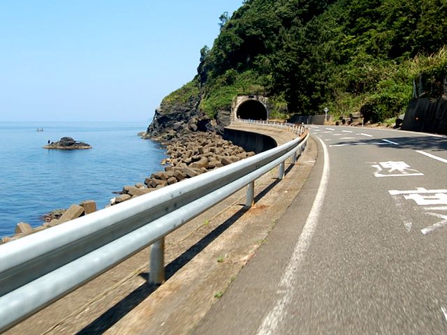 青い空と日本海を眺めながらしおかぜラインを進む