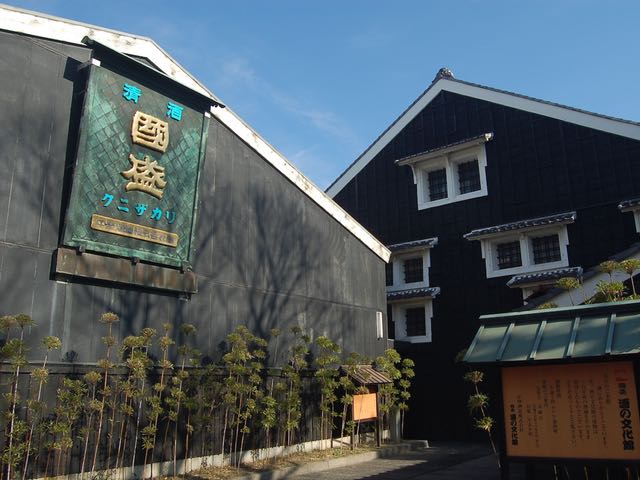 黒塗りの壁と白い漆喰窓が美しい酒の文化館