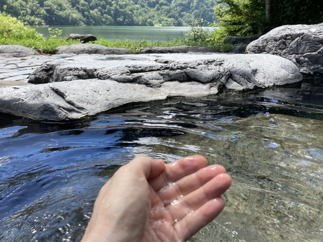 湯の花が浮かぶ無色透明の湯