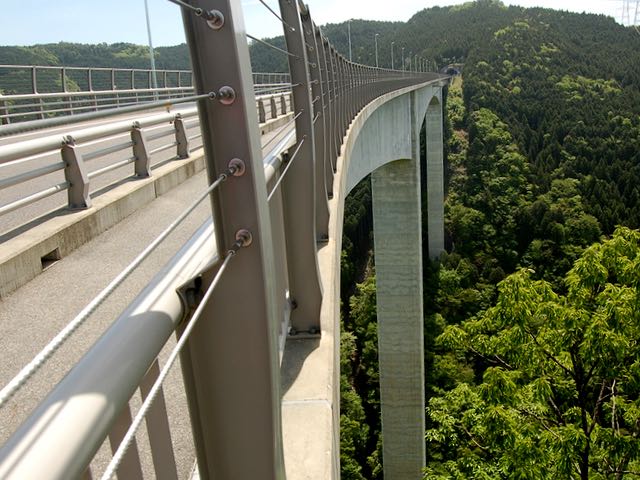 新旅足橋は谷底から約200mの高さ