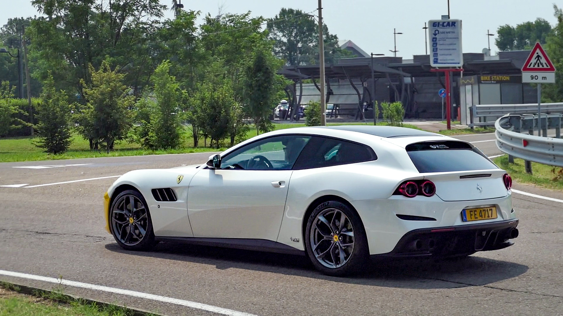 Ferrari GTC4 Lusso - FE4717 (LUX)