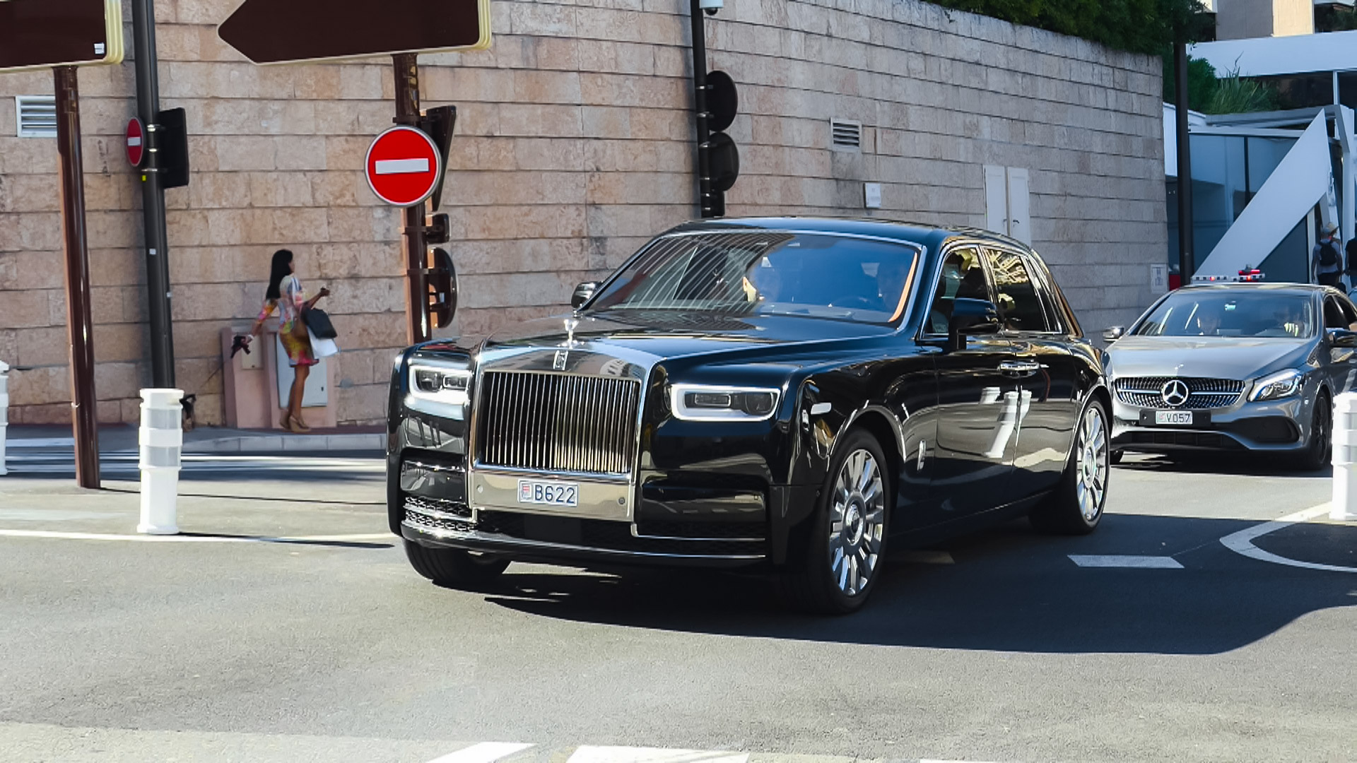 Premium AI Image  A black rolls royce car on a street in the city