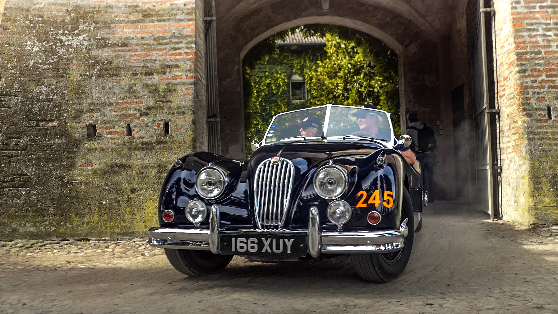 Jaguar XK 120 OTS Roadster - 166XUY (GB)
