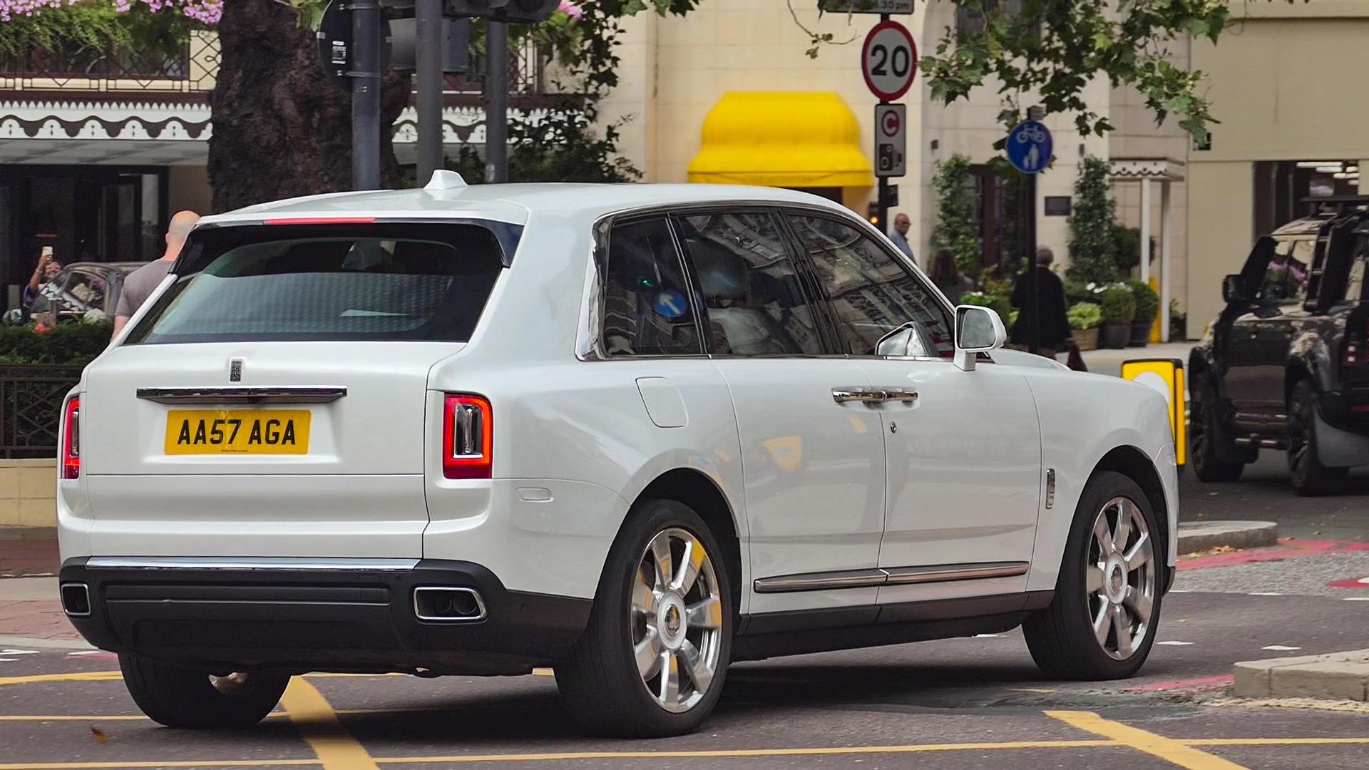 Rolls Royce Cullinan - AA57AGA (GB)