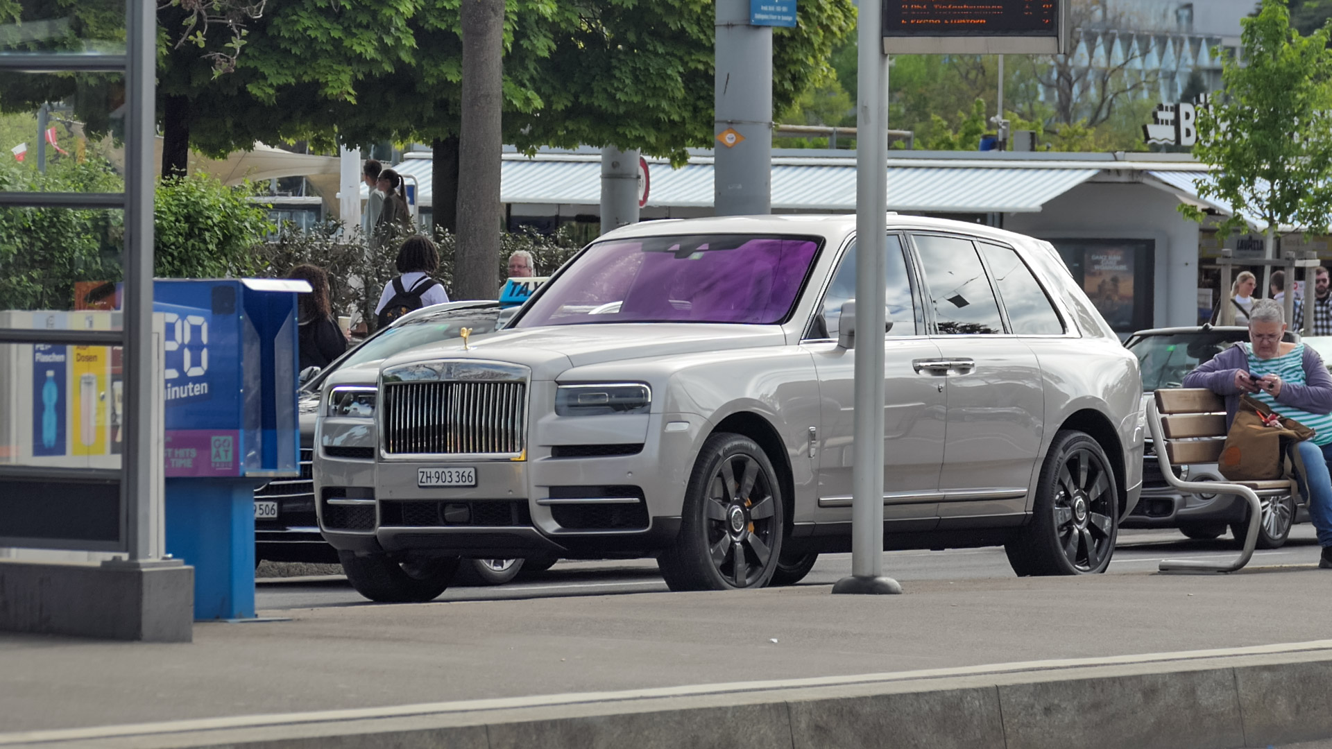 Rolls Royce Cullinan - ZH903366 (CH)