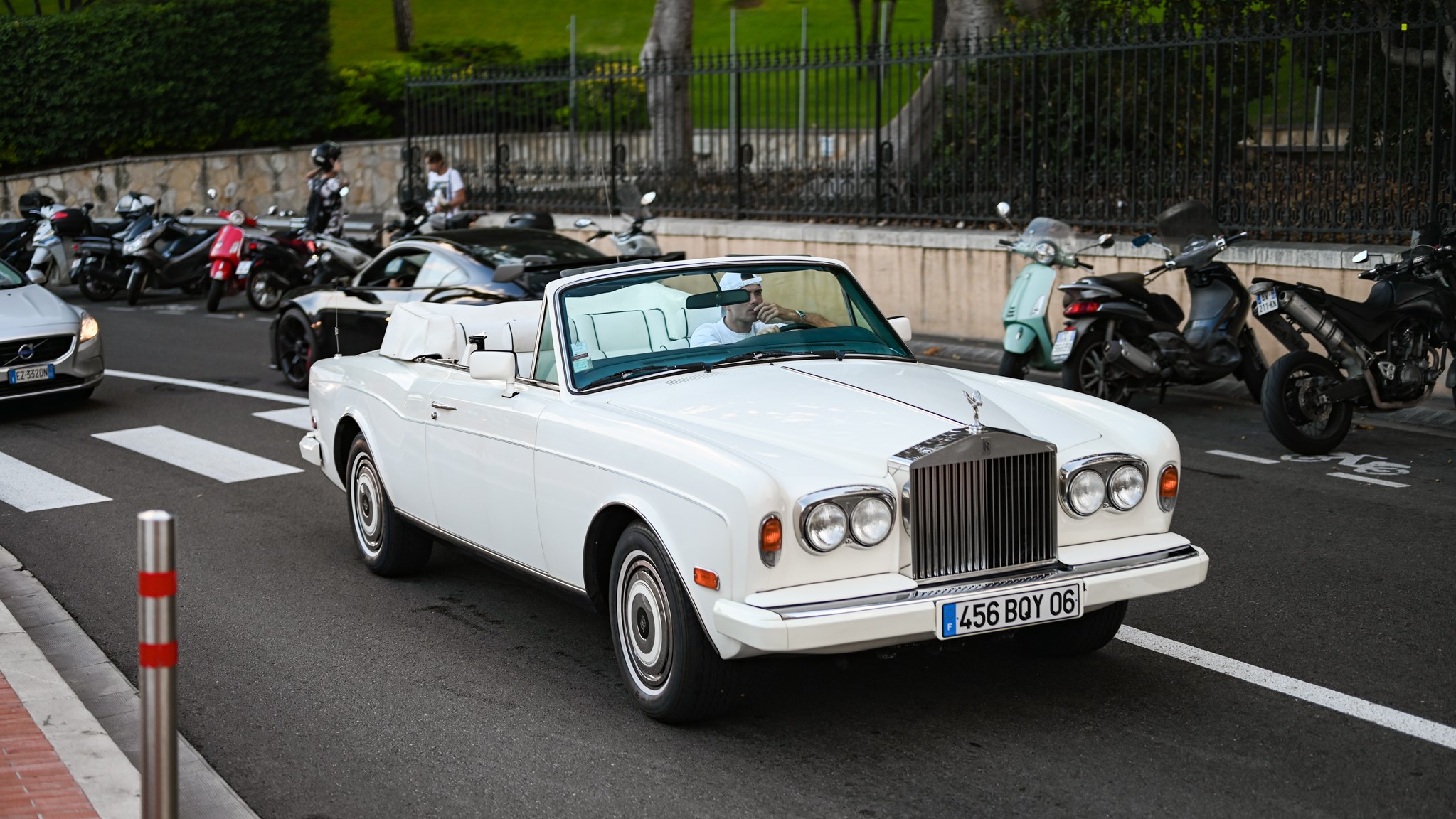 Rolls Royce Corniche - 456BQY06 (FRA)