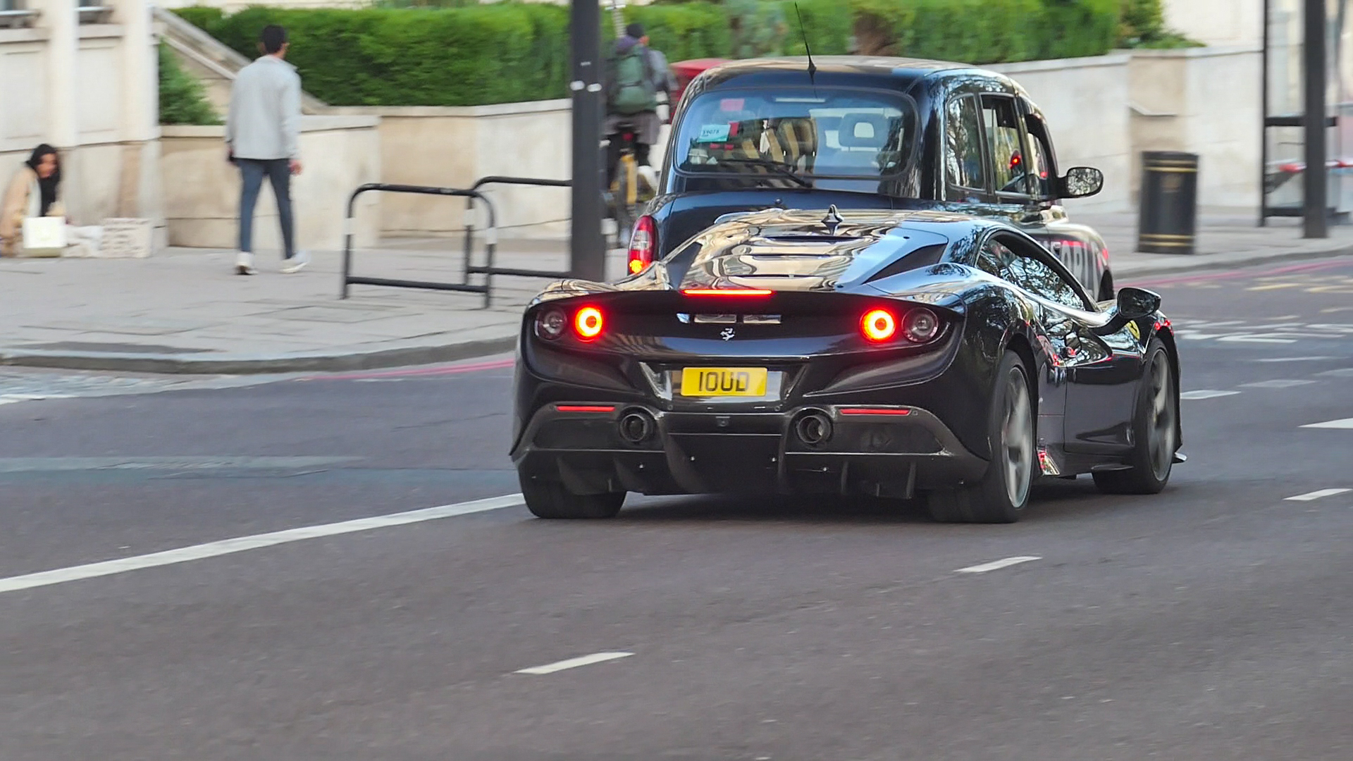 Ferrari F8 Tributo - 1OUD (GB)