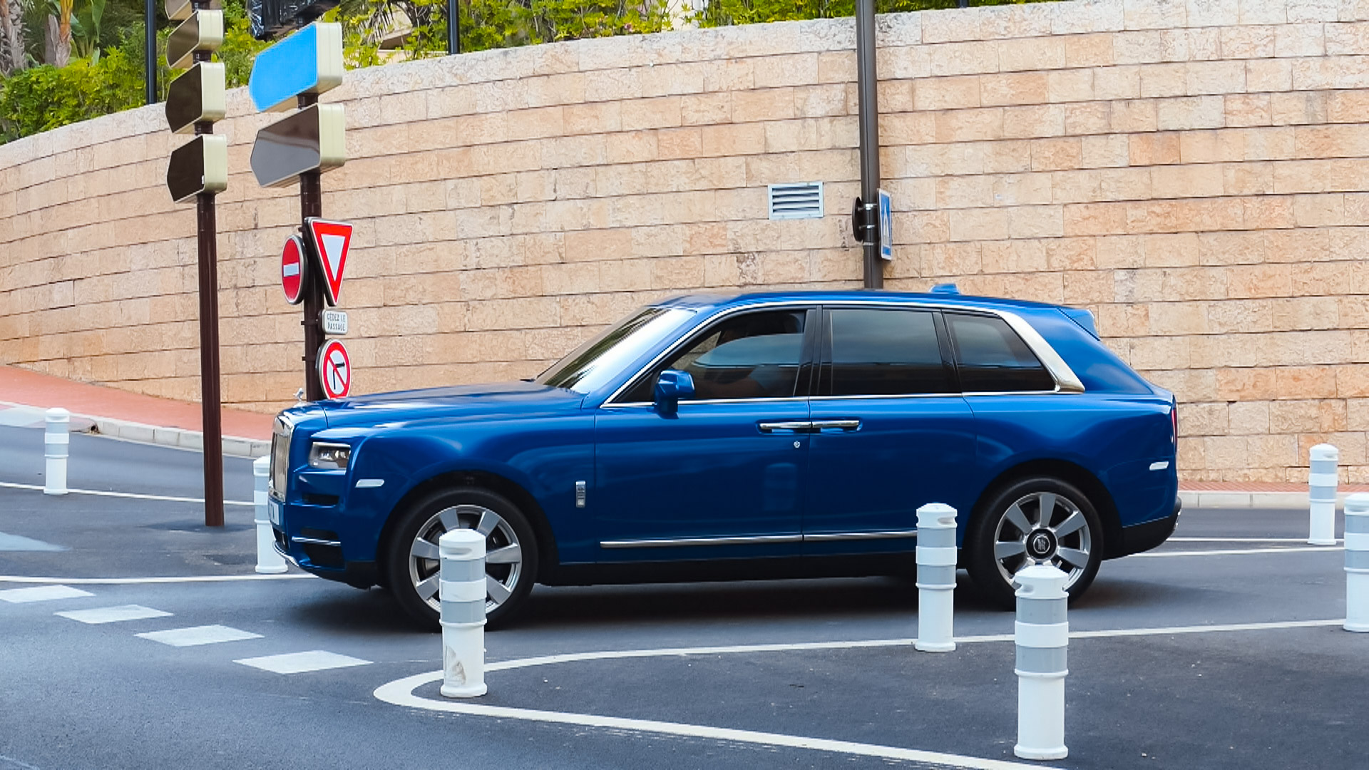 Rolls Royce Cullinan - 123TA (GB)