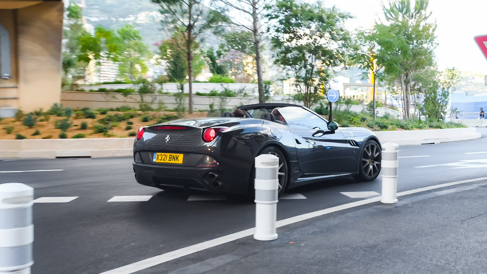 Ferrari California - X321BNK (GB)