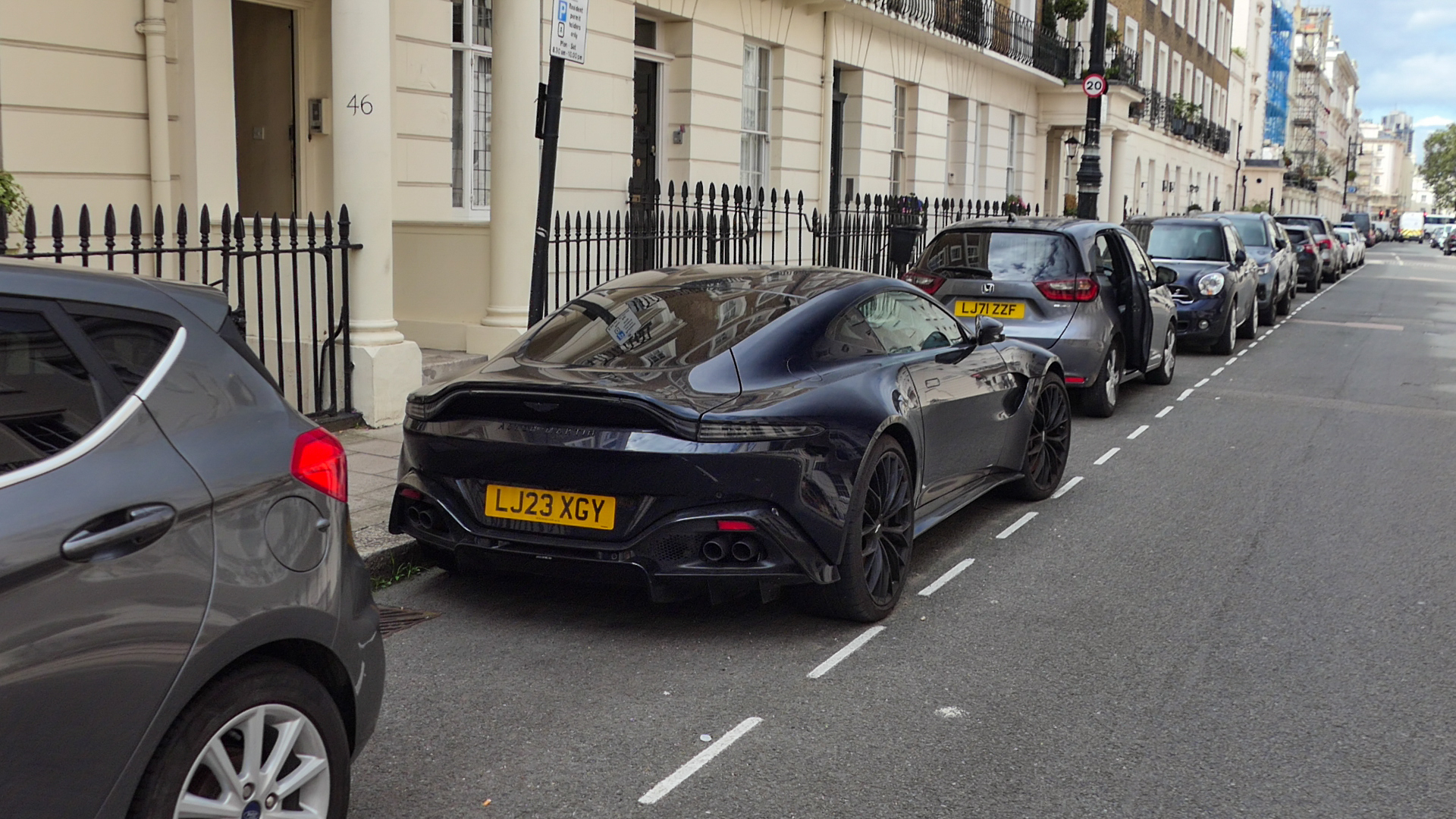 Aston Martin Vantage - LJ23XGY (GB)