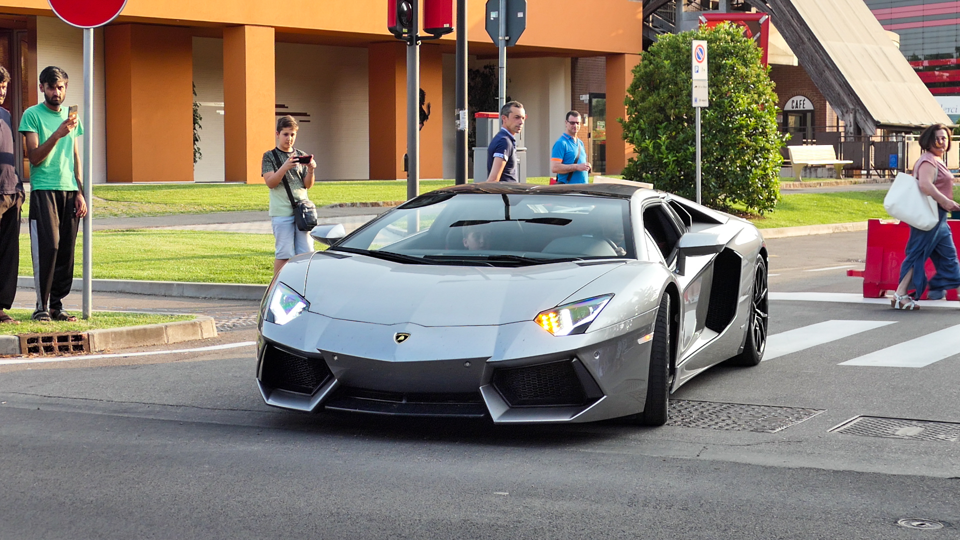 Lamborghini Aventador LP700-4 Roadster - LJ15OVS (GB)