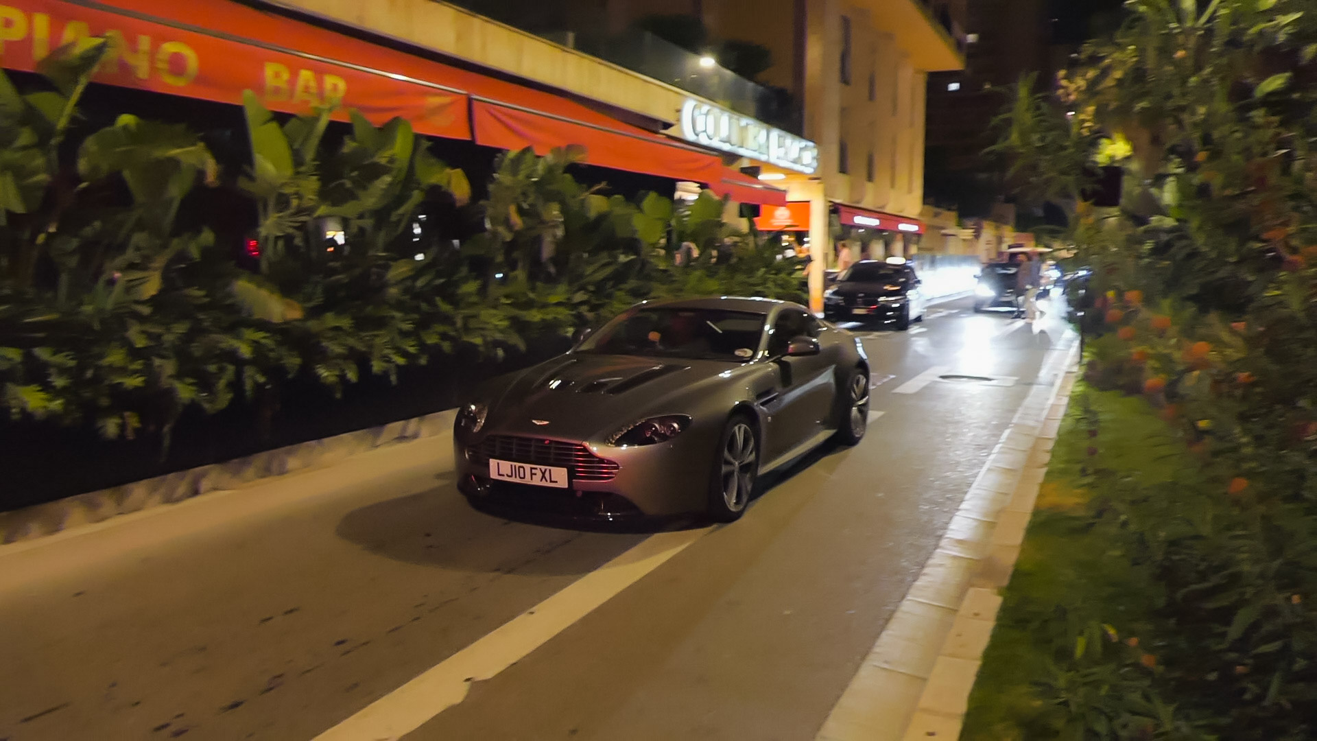 Aston Martin Vantage V12 - LJ10FXL (GB)