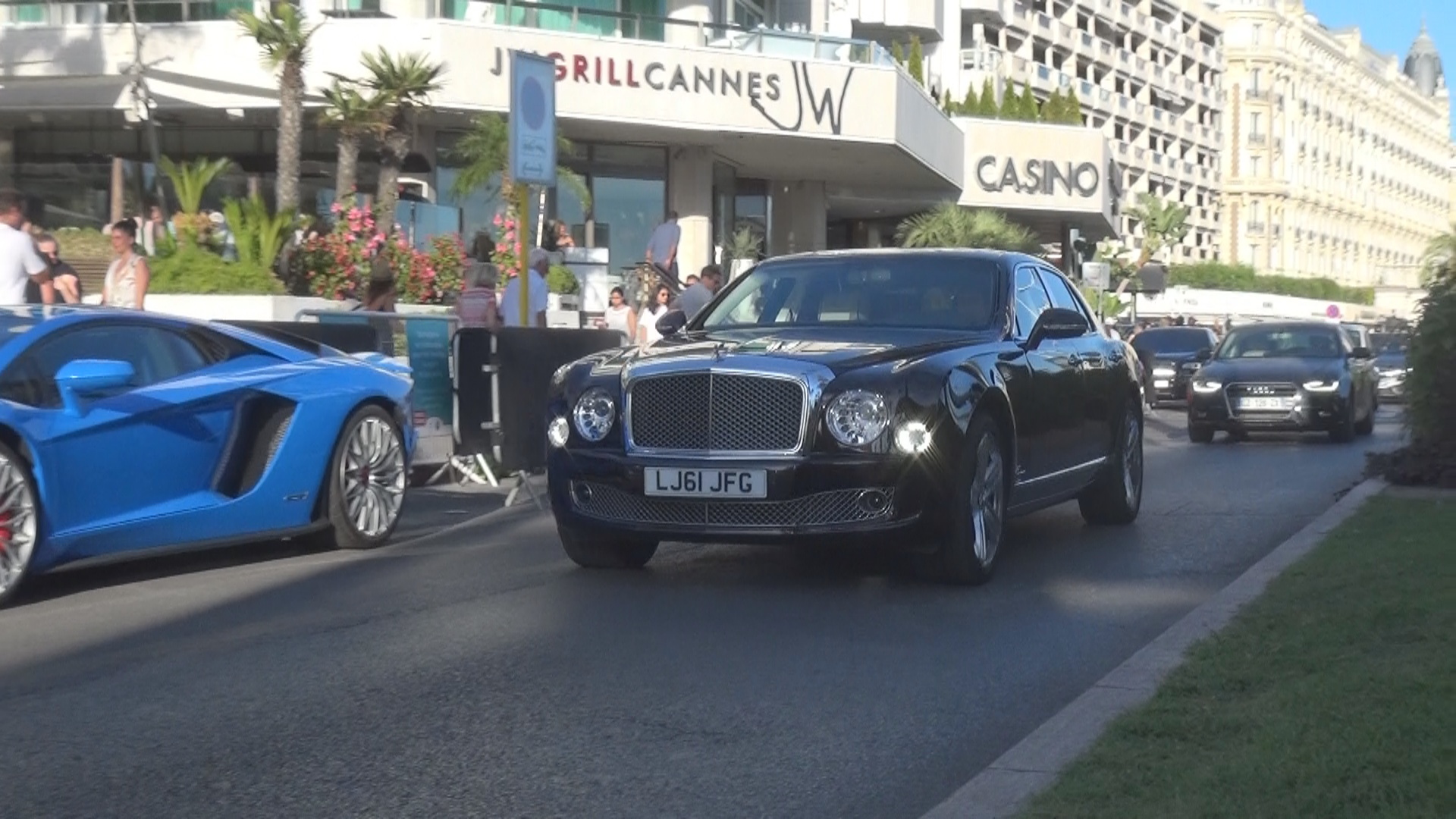 Bentley Mulsanne - LJ61JFG (GB)