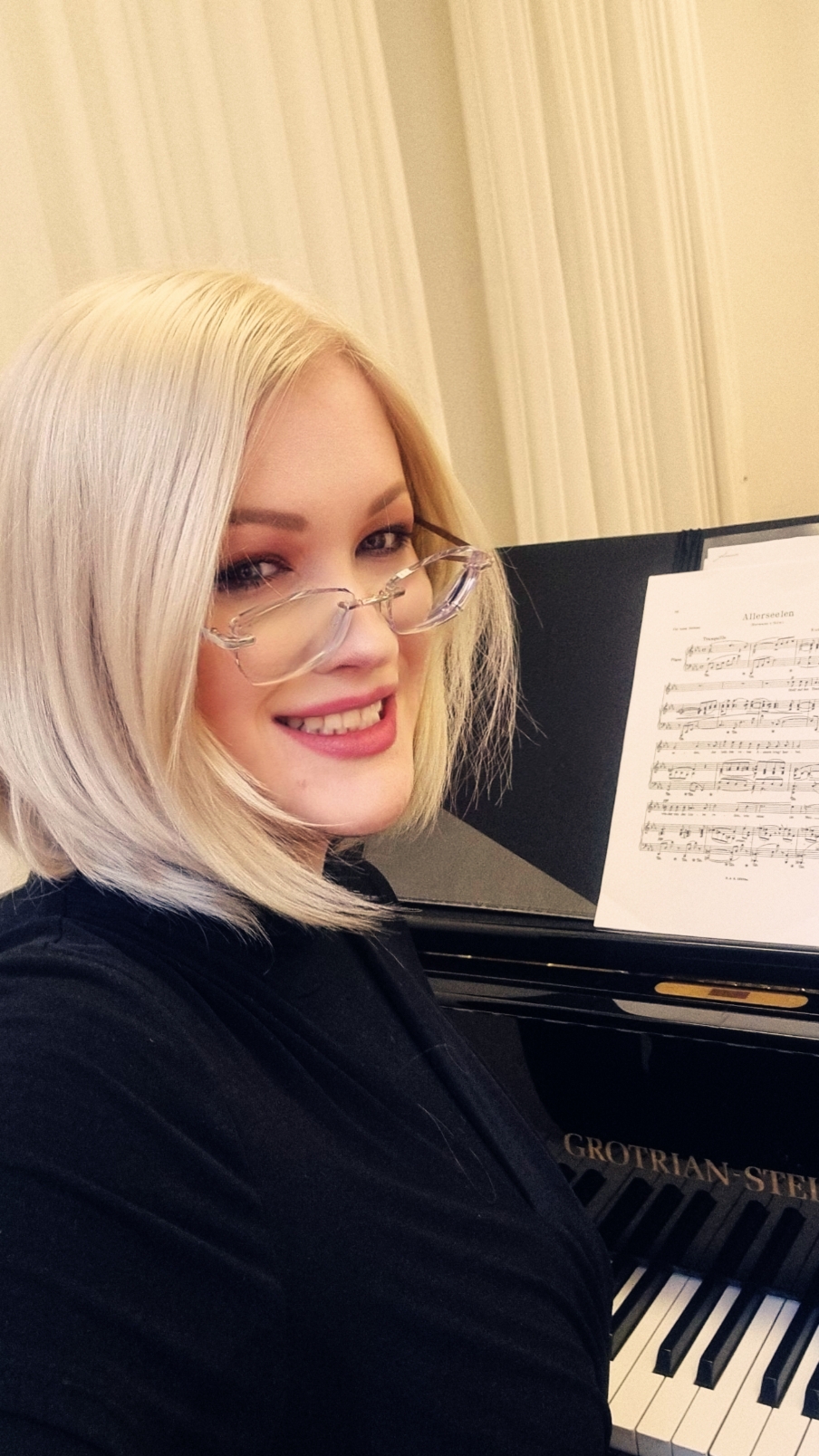 Tiffany Gauger singend mit Notenblättern im Hintergrund
