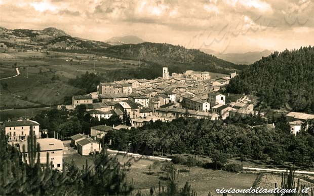 In questa foto si nota l’antico campanile, e gli ampi spazi vuoti e la notevole estensione del verde fin dentro l’abitato. (Rivisondoliantiqua.it)