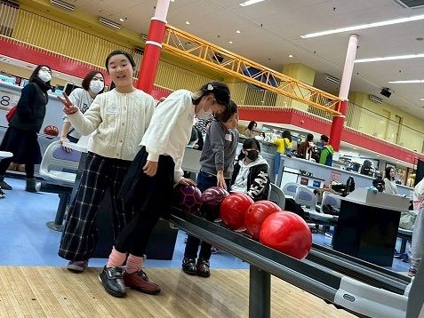 ピンが倒れるたびにハイタッチ！ボーリング大会を開催しました。＜南野府子ども会より＞
