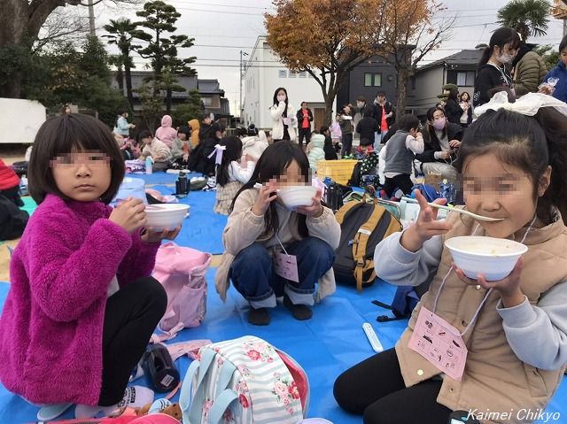 美味しい焼きそばに笑顔いっぱい！「年末の集い」＜北野府子ども会より＞