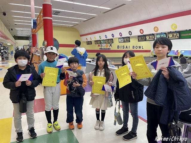 ボーリングで送別会。みんなドキドキ、大盛り上がり！＜新田子ども会より＞