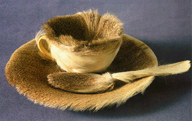 メレッと・オッペンハイム「毛皮のティーカップ」(1936年）