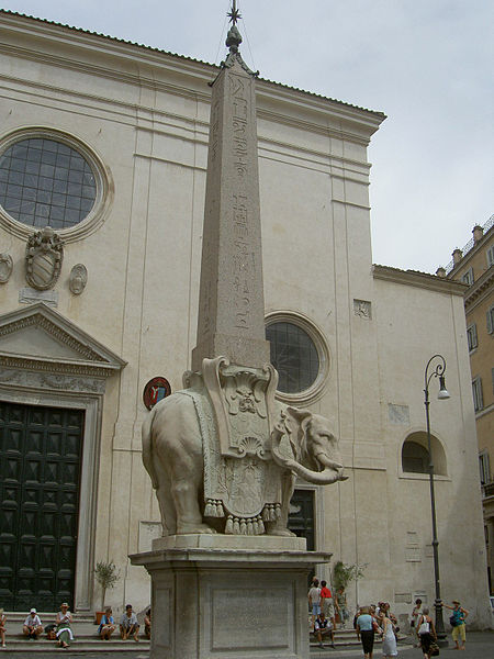 ベルニーニのオベリスクを背負った象の彫刻。