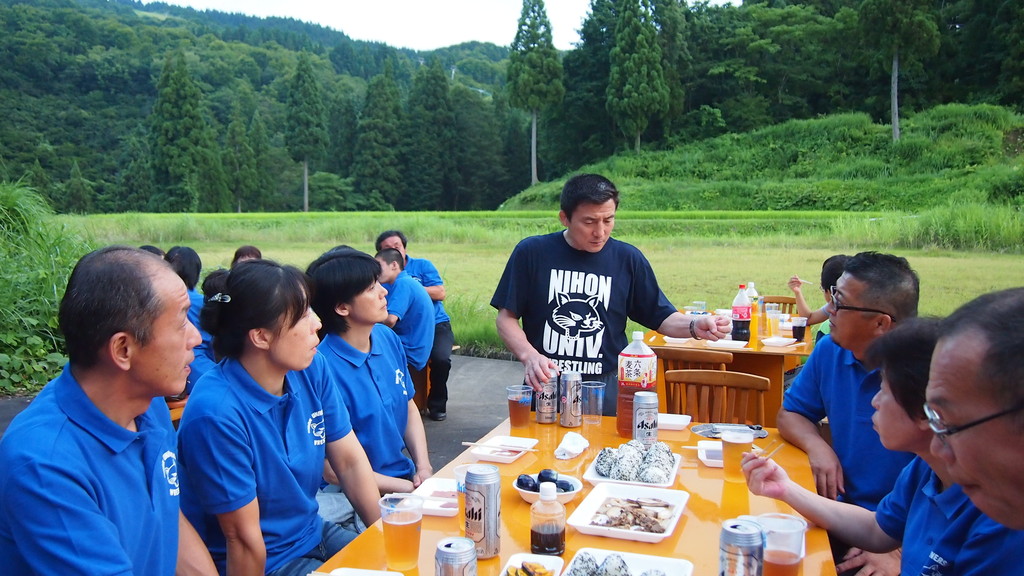 父兄と歓談する富山監督。