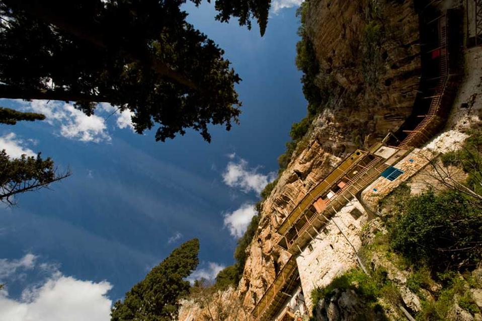 Vue en contre plongée du monastère de Prodromos