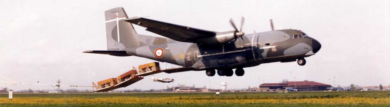 Largage TFH (Très Faible Hauteur) depuis un C160 sur le terrain de Blagnac. Au fond, on aperçoit l'avion suiveur du CAP permettant de filmer l'expérience.