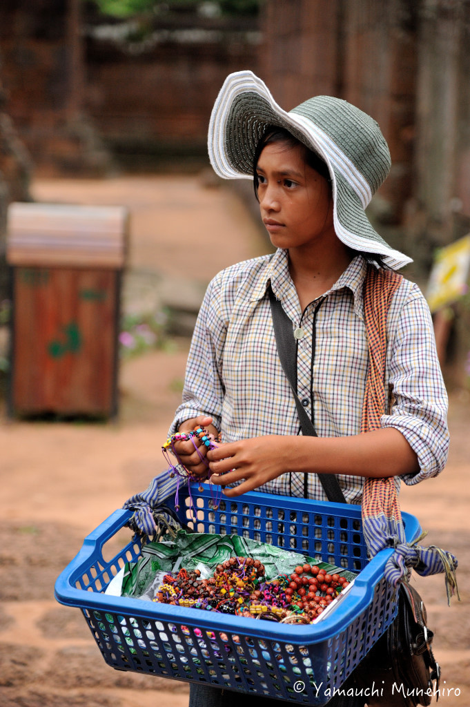 ブレスレットを売る美少女。アンコール遺跡の売り子さんは子供ばかりです。カンボジア　Angkor　Cambodia