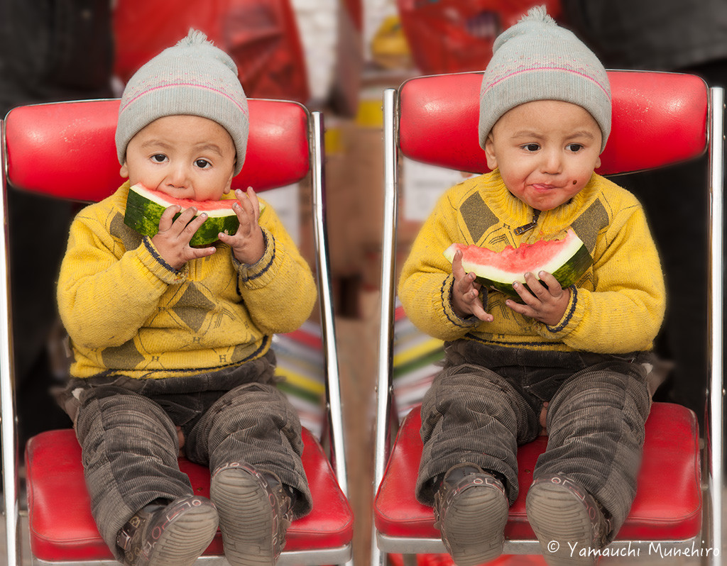 双子ではなく一人の子の写真を2枚合成して作りました。この子の表情が良すぎて1枚ではもったいなかった。和田（ホータン） 新疆ウイグル自治区　Hotan　Xinjiang Uyghur Autonomous Region