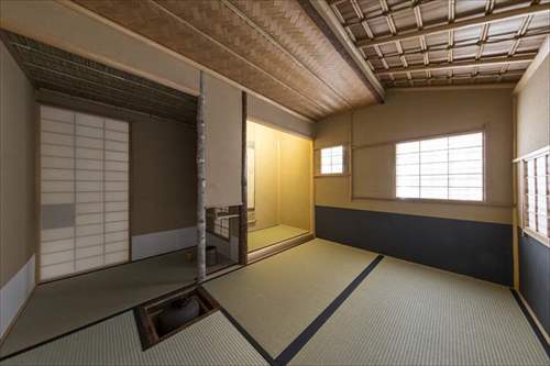 深三畳台目　小節の中柱　赤松の床柱　網代天井　菰天井　茶室　三畳台目