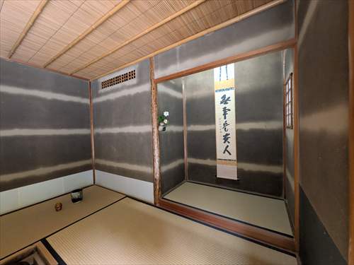 万里庵　茶室　茶事　小間　四畳半　露地　躙り口　四畳半　万里庵　錆びた壁　又隠写し　