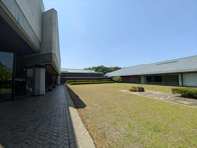 良質のモダニズム建築 気持ちいい 博物館 新緑と借景 茶室はないけど