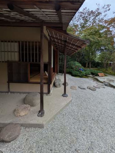 茶室　土庇　躙り口　茶事　野根板　檜皮葺