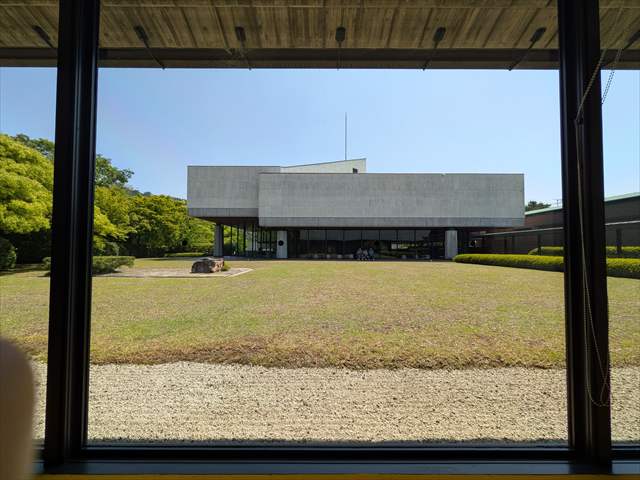 良質のモダニズム建築 気持ちいい 博物館 新緑と借景 茶室はないけど