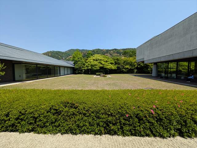 良質のモダニズム建築 気持ちいい 博物館 新緑と借景 茶室はないけど