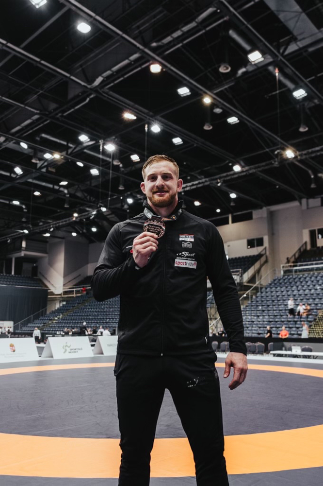 Stolz präsentiert Daniel seine Bronzemedaille medaille 