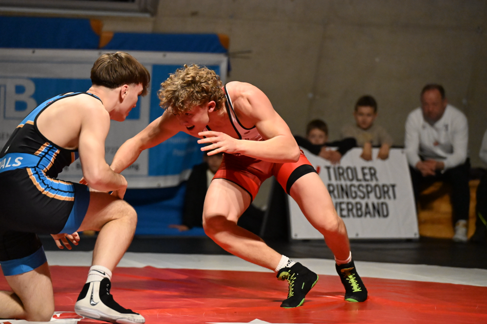 Moritz Gastl (rechts)bekam im Freien S’til die Chance sich zu präsentieren, verlor jedoch klar. (Bild Walder)