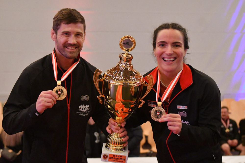 Trainerteam Oliver und Martina mit dem Meisterpokal der 1. Sport 2000 Bundesliga