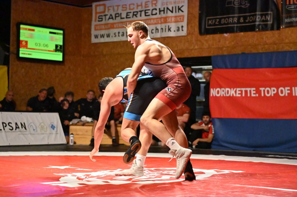 Jakob Sailer (rot) bestätigte seine Nominierung mit einem klaren Sieg bis 100kg (Bild Walder)