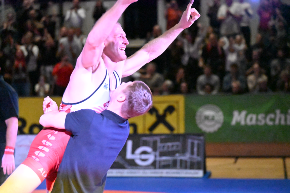 Große Freude bei Lukas Gastl und Oliver Hug-Kolb über den Endstand von 25:21