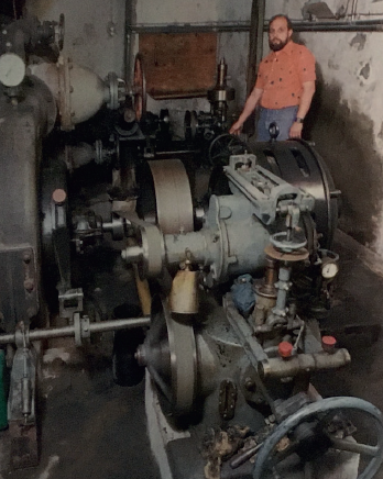 Abb. 5: Anton Arnold im Kraftwerk, das zu diesem Zeitpunkt acht Prozent des Energiebedarfs von Büron erzeugte. Fotografie von 1978.